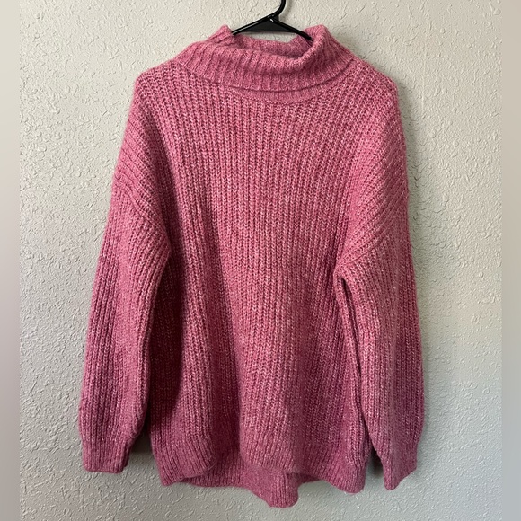 Old Navy Sweaters - EUC Old Navy Tunic Length Pink Turtleneck Sweater